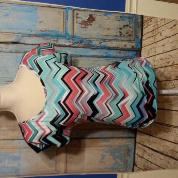 Free kisses lace back blouse - Picture 1 of 5